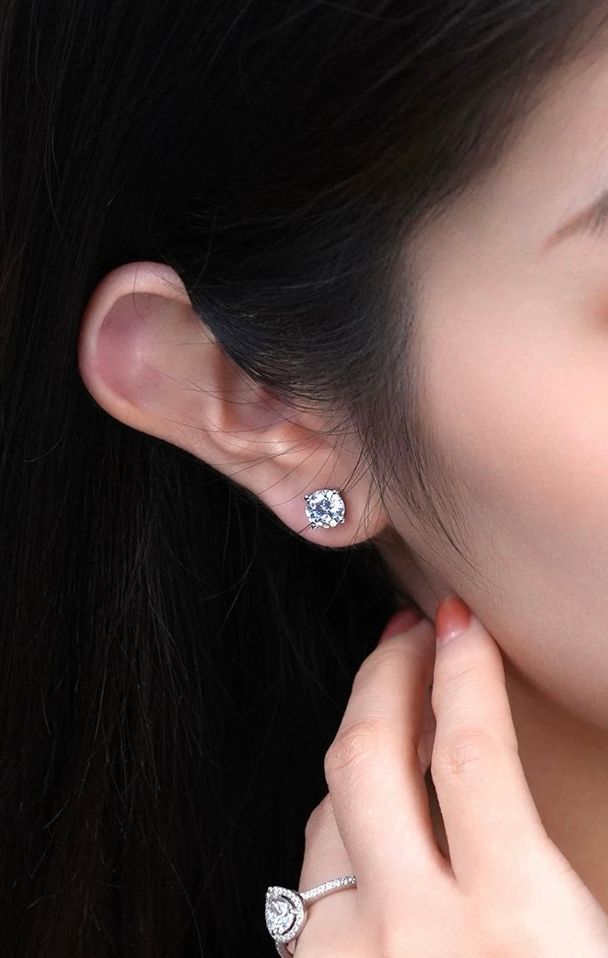 The Remy Studs (2 Carat)