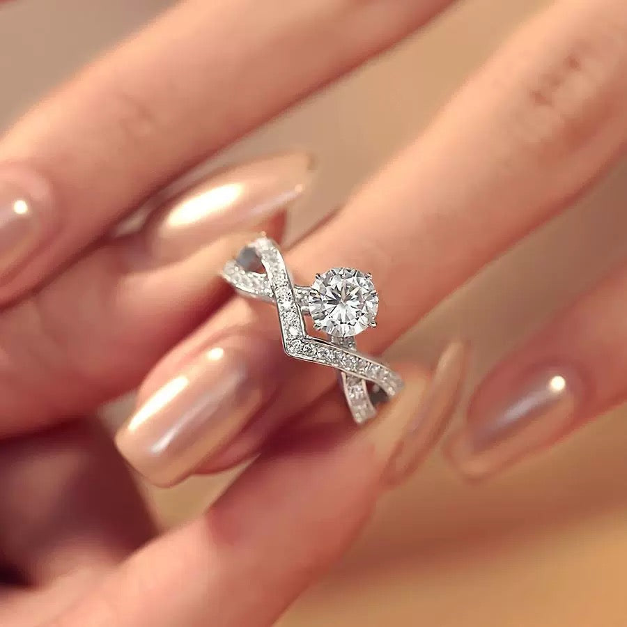 ROUND TWIST MOISSANITE ENGAGEMENT RING (1 Carat)