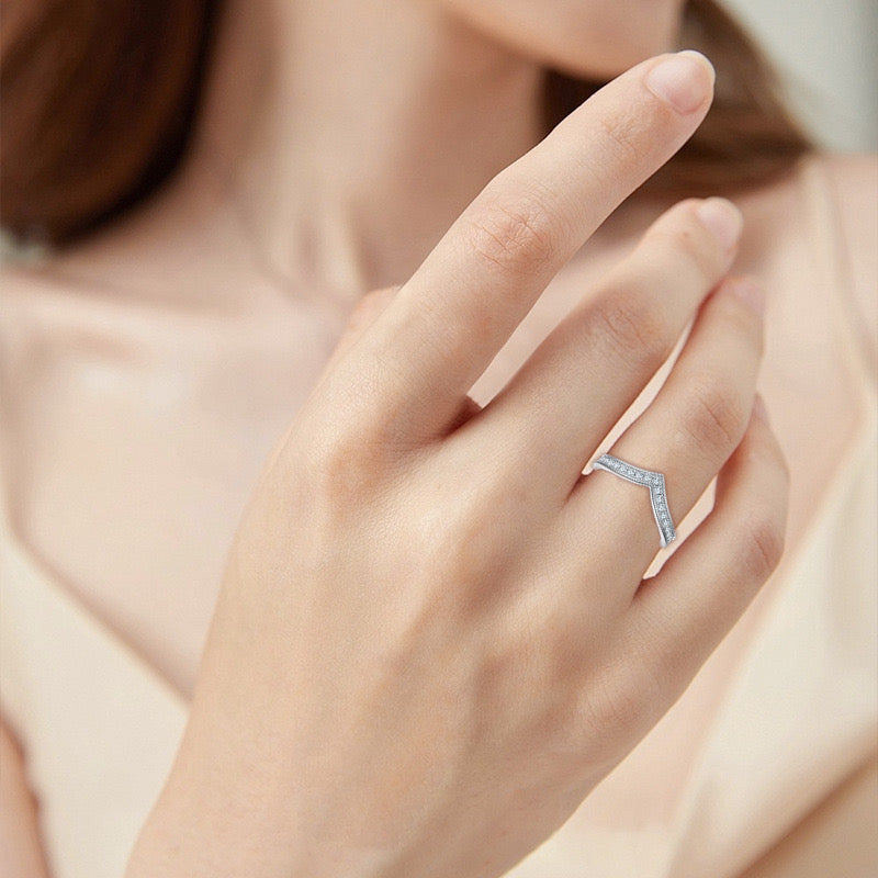 MOISSANITE V BAND